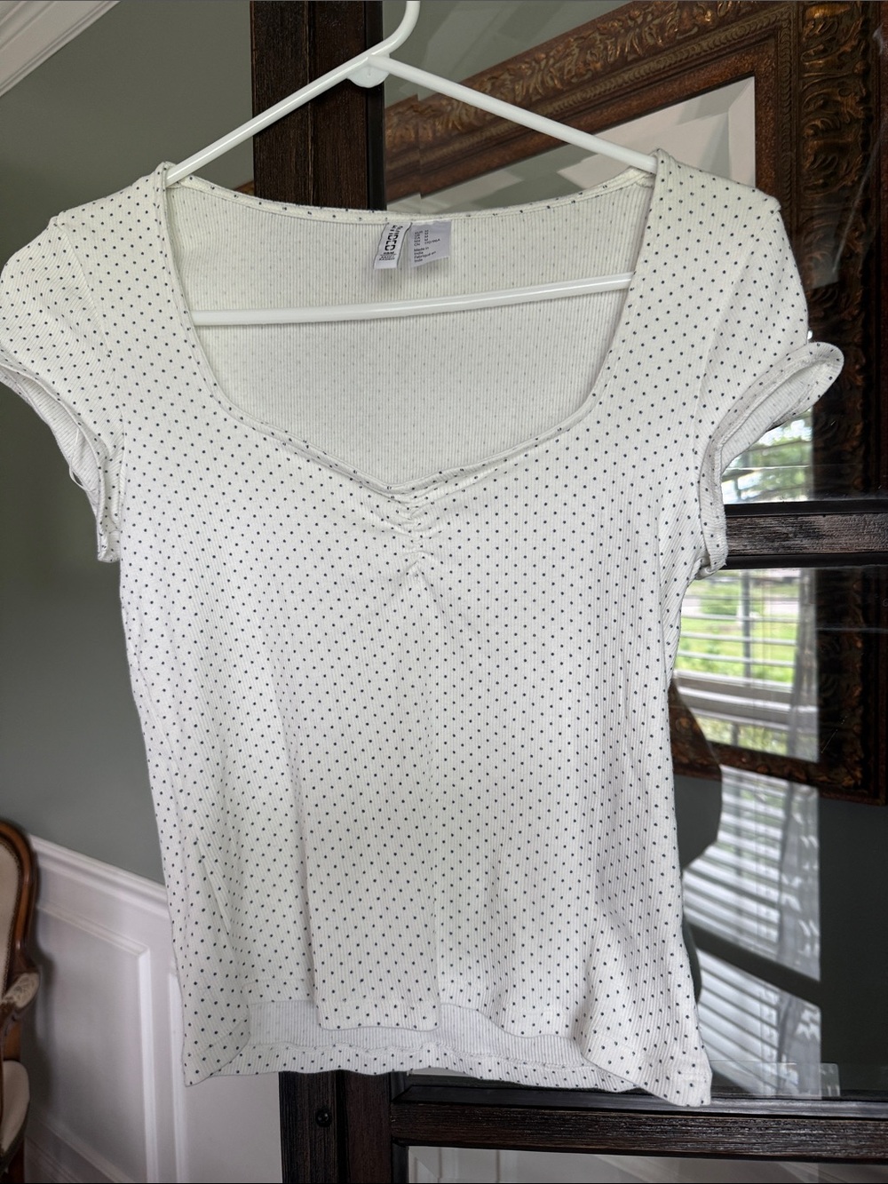 H&M Size M White Short-Sleeve Scoop Neck Top with Black Dot Print
